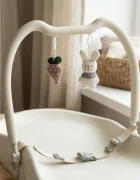 Kidnort Salteluta de infasat pentru bebelusi Frost Grey din spuma moale PU baza antiderapanta centura de siguranta margini ridicate include arcada detasabila cu jucarii senzoriale din bumbac organic 715 x 52 x 75 cm