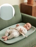 Kidnort Salteluta de infasat pentru bebelusi Laer Dusty Sage din spuma moale impermeabila moderna si ergonomica cu baza antiderapanta centura de siguranta reglabila si margini ridicate dimensiune 71.5 x 52 x 7.5 cm