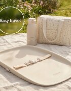Kidnort Salteluta de infasat pentru bebelusi Laer Dusty Sage din spuma moale impermeabila moderna si ergonomica cu baza antiderapanta centura de siguranta reglabila si margini ridicate dimensiune 71.5 x 52 x 7.5 cm