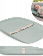 Kidnort Salteluta de infasat pentru bebelusi Laer Dusty Sage din spuma moale impermeabila moderna si ergonomica cu baza antiderapanta centura de siguranta reglabila si margini ridicate dimensiune 71.5 x 52 x 7.5 cm