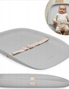 Kidnort Salteluta de infasat pentru bebelusi Laer Frost Grey din spuma moale impermeabila moderna si ergonomica cu baza antiderapanta centura de siguranta reglabila si margini ridicate dimensiune 71.5 x 52 x 7.5 cm