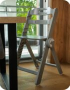 Kidnort Scaun de masa pentru copii Drommer Unique Grey pliabil structura din lemn cu 9 configuratii de inaltime centura de siguranta in 5 puncte pana la 75 kg dimensiune 59 x 46 x 79.5 cm perna de sezut inclusa