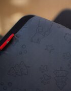 Kidnort Scaun de masa pentru copii Drommer Unique Negru pliabil structura din lemn cu 9 configuratii de inaltime centura de siguranta in 5 puncte pana la 75 kg dimensiune 59 x 46 x 79.5 cm perna de sezut inclusa