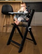 Kidnort Scaun de masa pentru copii Drommer Unique Negru pliabil structura din lemn cu 9 configuratii de inaltime centura de siguranta in 5 puncte pana la 75 kg dimensiune 59 x 46 x 79.5 cm perna de sezut inclusa