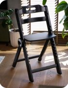 Kidnort Scaun de masa pentru copii Drommer Unique Negru pliabil structura din lemn cu 9 configuratii de inaltime centura de siguranta in 5 puncte pana la 75 kg dimensiune 59 x 46 x 79.5 cm perna de sezut inclusa