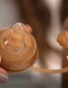 Kidnort Termos de lichide si biberon pentru copii Paere 270 ml maro sterilizabil din otel inoxidabil echipat cu pai cu bila gravitationala si maner ergonomic izolare termica pana la 10 ore de la 6 luni