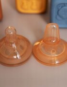 Kidnort Termos de lichide si biberon pentru copii Paere 270 ml roz sterilizabil din otel inoxidabil echipat cu pai cu bila gravitationala si maner ergonomic izolare termica pana la 10 ore de la 6 luni