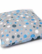 Kids Decor Perna pufoasa de plus cu doua fete albastru cu fundite fata si gri cu buline pe verso 37x37 cm
