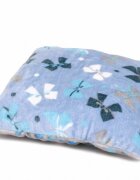 Kids Decor Perna pufoasa de plus cu doua fete albastru cu fundite fata si gri cu buline pe verso 37x37 cm