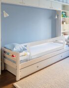 KikkaBoo Bariera de protectie pentru pat copii I am Safe Grey 150 cm fixare stabila rabatabila potrivita pentru saltele de la 12-20 cmcolturi rotunjitematerial textil de inalta calitate
