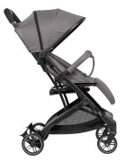 KikkaBoo Carucior sport Miley DarkGrey pana la 22kgPliere compacta cu sistem trollerCadru aluminiuSuspensiiBaldachin cu extensie protectie UPF50+Spatar reglabil cu pozitie de somnMaterial impermeabilHusa picioare