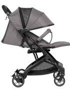 KikkaBoo Carucior sport Miley DarkGrey pana la 22kgPliere compacta cu sistem trollerCadru aluminiuSuspensiiBaldachin cu extensie protectie UPF50+Spatar reglabil cu pozitie de somnMaterial impermeabilHusa picioare