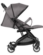 KikkaBoo Carucior sport Miley DarkGrey pana la 22kgPliere compacta cu sistem trollerCadru aluminiuSuspensiiBaldachin cu extensie protectie UPF50+Spatar reglabil cu pozitie de somnMaterial impermeabilHusa picioare