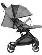 KikkaBoo Carucior sport Miley LightGrey pana la 22kgPliere compacta cu sistem trollerCadru aluminiuSuspensiiBaldachin cu extensie protectie UPF50+Spatar reglabil cu pozitie de somnMaterial impermeabilHusa picioare
