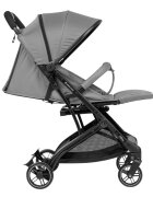 KikkaBoo Carucior sport Miley LightGrey pana la 22kgPliere compacta cu sistem trollerCadru aluminiuSuspensiiBaldachin cu extensie protectie UPF50+Spatar reglabil cu pozitie de somnMaterial impermeabilHusa picioare