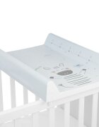 KikkaBoo Saltea infasat cu intaritura Stripy Friends 70x50cm cu suprafata impermeabilaTaliometru incorporatContur lateral mai inalt restrictie blanda antirostogolirePotrivita pentru acasacabinete medicale