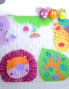 KNORR TOYS Set de baie 4 piese include covoras de baie din PVC 69x39 cm si 3 jucarii animalele junglei 6 luni+