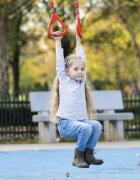 Kruzzel Leagan pentru copii model 2 in 1 include trapez de gimnastica si bara acrobatica din lemn inaltime reglabila max 100 kg
