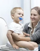 Kruzzel Olita de calatorie pliabila si portabila pentru copii 2 in 1 reductor toaleta recipient silicon picioruse antiderapante include 100 pungi si husa transport