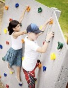 Kruzzel Set complet de alpinism pentru copii cu 20 pietre de escalada multicolore 2 manere de sustinere si accesorii montaj incluse