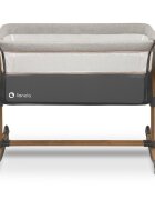 Lionelo Patut co-sleeper Leonie Grey Sand cu sistem de leganare setare unghiulara reglabil pe inaltime conform cu standardele europeane de securitate EN1130 si EN16890