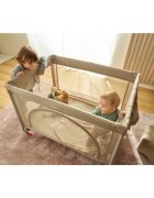 Lionelo Patut pliabil Laura 102 x 74 cm Cu doua nivele Functie de tarc Cu roti Include salteluta si geanta de transport Pereti din plasa Deschidere laterala Pana la 15 kg 0 luni + Verde