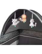 Lionelo Patut pliant Sven Plus Grey cu doua nivele cu arcada jucarii masuta de infasat vibratii melodii conform cu standardele europeane de securitate EN716 si EN12221