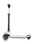Lionelo Trotineta pentru copii Mey Bej ultrapliabila cu lumini si cosulet maner ajustabil pe inaltime 3 ani+ pana la 50 kg ultra usor 2.8 kg conform cu standardul EN71-123 certificata Intertek