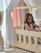 Little Amy Pat copii montessori tip casuta LittleAmy Angel Nest Balustrade cu bare plate Natur 120 x 200 cm