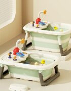 Little Mom Cadita 3 in 1 pentru copii AquaPlay Green pliabila echipata cu masuta de joaca detasabila dus functional si dop evacuare apa picioruse reglabile in inaltime dimensiune 78.5 x 51.5 x 38 cm