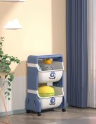 Little Mom Organizator pentru copii Piggy Blue cu 2 nivele echipat cu 2 cutii deschise prevazut cu roti dimensiuni 63x40x27 cm