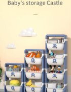 Little Mom Organizator pentru copii Piggy Blue cu 2 nivele echipat cu 2 cutii deschise prevazut cu roti dimensiuni 63x40x27 cm