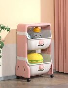 Little Mom Organizator pentru copii Piggy Pink cu 2 nivele echipat cu 2 cutii deschise prevazut cu roti dimensiuni 63x40x27 cm