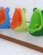 Little Mom Pisoar pentru baieti cu bazin colector detasabil fixare cu ventuze dimensiune 17 x 21 x 29 cm Happy Frog Green