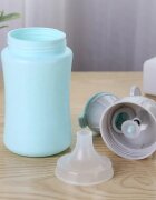 Little Mom Pisoar portabil pentru baietei Travel Blue reutilizabil design ergonomic si intuitiv dimensiune 22 x 8 cm capacitate 500 ml