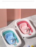 Little Mom Scaunel de baie pentru copii Baby Crown Blue design ergonomic cu spatar cu husa detasabila din cauciuc cu ghidon de sustinere si Claxon dimensiune 20 x 30 x 36 cm