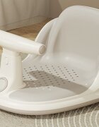 Little Mom Scaunel de baie pentru copii Cream design ergonomic cu spatar ghidon de sustinere husa detasabila din cauciuc fixare cu ventuze dimensiune 21.5 x 31 x 39 x 23.5 cm