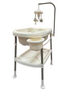 Little Mom Set de baie pentru bebelusi Beige cu masuta de infasat cadita cu termometru digital incorporat salteluta ergonomica si carusel cu jucarii suspendate inclus