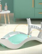 Little Mom Suport de baie pentru bebelusi Blue design ergonomic pliabil prevazut cu tetiera si suprafata texturata cu gauri de scurgere a apei dimensiune 54 x 27.5 x 22 cm