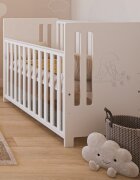 Magic kids Patut din lemn Pasarele alb cu laterala culisanta si protectie silicon pentru dentitie 120 x 60 cm