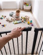 MalPlay Bariera de siguranta pentru copii Black BabyProtect 75-110 cm montaj prin presiune fara gaurire inchidere automata protectie dubla include 2 extensii de 14 cm
