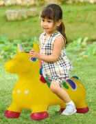 MalPlay Unicorn din cauciuc gonflabil pentru interiorexterior cu pompa inclusa material rezistent si durabil 59 x 50 x 24 cm Galben