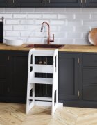 Meble Wrobel Turn de invatare din lemn pentru copii Standard White design montessori robust margini rotunjite cu platforma si trepte reglabile dimensiune 90 x 44 x 39.5 cm