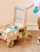 MELISSA&DOUG Carucior premergator din lemn cu set de jucarii educative