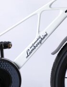 Mesuca Bicicleta copii Lamborghini cadru magneziu alba 16 inch potrivita pentru copii cu inaltimi intre 105-135 cm scaun reglabil de la 54-59 cm roti pneumaticepedale antiderapabile frane pe ghidon