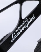 Mesuca Bicicleta copii Lamborghini cadru magneziu neagra 14 inch scaun reglabil de la 50 la 55 cm potrivita pentru copii cu inaltimi intre 95-120 cm frane pe ghidon pedale antiderapabile roti pneumatice cu jenti din aluminiu