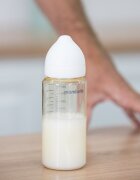 Mombella Biberon anti-colici 300 ml cu tetina din silicon L flux rapid 6-9 Luni Old Rose