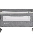 MONI Patut co-sleeper pentru bebelusi Mika Gri cu inaltime reglabila pe 7 niveleroti cu franalaterala detasabila2 buzunare depozitarelaterale din plasa ventilatiecurele pentru fixare la patul parintilorsaltea inclusa