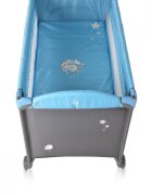 MONI Patut pliabil de calatorie 2in1 Sleepy New Blue 120x60cm cu 2 niveleroti cu blocareusa de acces cu fermoarlaterala cu plasa de ventilatiepliabil compactsaltea pliabilabara cu jucariisaltea de infasat si geanta