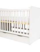 Nichiduta Patut din lemn pentru copii Stefani Vip White 120x60cm cu sertar spatios de depozitare pe sine Laterala cu sistem de culisare Laterala detasabilaMargini rotunjiteVopsea pe baza de apa
